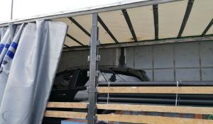 Un șofer român de TIR a fost prins cu un Mercedes ML furat din Belgia, ascuns în camion