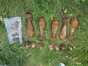 Cinci bombe din Al Doilea Război Mondial, găsite pe un câmp din Harghita