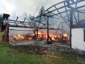 Casă mistuită de flăcări în Stulpicani, după ce a fost lovită de un fulger (Video)