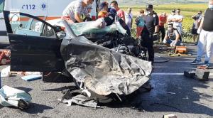 Dezastru pe o șosea din Iași, șoferița unui Volkswagen a murit pe loc după ce a intrat cu mașina pe contrasens (Video)