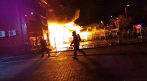 Incendiu uriaș în Iași, chiar lângă un bloc cu locatari. Polițiștii și pompierii, disperați, au spart ușa de la intrare: "Evacuați clădirea!"