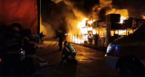 Incendiu uriaș în Iași, chiar lângă un bloc cu locatari. Polițiștii și pompierii, disperați, au spart ușa de la intrare: "Evacuați clădirea!"