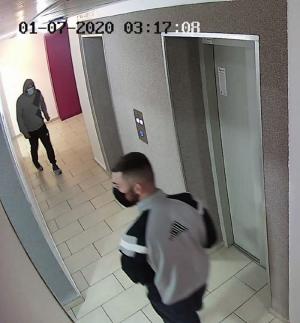 Hoți filmați în acțiune, într-un bloc din Timișoara. În doar 7 minute, au încercat toate ușile apartamentelor de pe 9 etaje