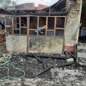 Copil de 10 ani surprins de flăcări în Vâlcea, după ce casa i-a luat foc. Pompierii luptă să stingă incendiul