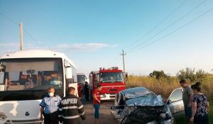 Un tânăr de 20 de ani a intrat într-un autocar și a murit pe loc, lângă Coșereni, în Ialomița