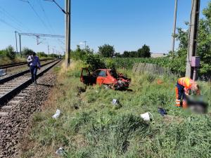 Tragedie pe calea ferată, la Bacău. 3 morți și 2 răniți, după ce o mașină a fost spulberată de tren