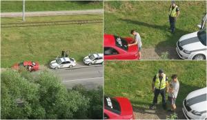 Șofer tras pe dreapta, certat de polițiști și pus să șteargă mesajul de pe luneta mașinii