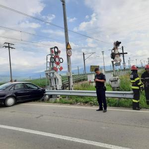 Mașină lovită de tren, la Hunedoara, după ce șoferul a ignorat toate indicatoarele de avertizare (Foto)