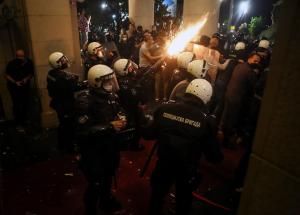 Poliția a bătut fără milă protestatarii, la Belgrad. Oamenii, furioși că vor fi închiși din nou în case, din cauza coronavirusului (video)