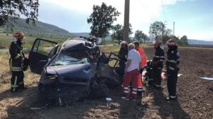 Șofer mort la câțiva pași de o mănăstire, după ce a zburat cu mașina de pe șosea și s-a înfipt într-un copac, la Tulcea