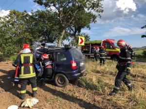 Șofer mort la câțiva pași de o mănăstire, după ce a zburat cu mașina de pe șosea și s-a înfipt într-un copac, la Tulcea