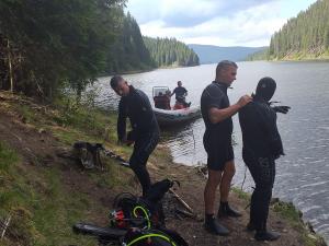 Mister în jurul morții tânărului căutat 2 săptămâni în Lacul Oașa. A ieșit singur din apă, dar a pierit pe malul lacului