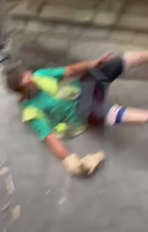 Un profesor universitar din Iași a rupt în bătaie un muncitor, pe trotuar: "Văleu!" (video)