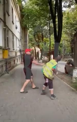 Un profesor universitar din Iași a rupt în bătaie un muncitor, pe trotuar: "Văleu!" (video)