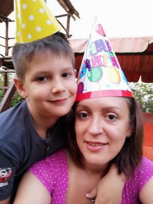 Mama băiețelului de 8 ani ucis de tată, mesaj în ziua în care și-a înmormântat fiul, la Cluj: "Aveți grijă de voi!"
