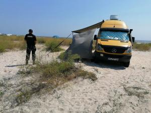 Camping ilegal pe plajele din Vadu și Corbu. Un șofer și-a parcat cabina de TIR pe plajă (galerie foto)