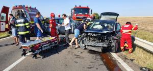 Mașini făcute zob într-un accident pe E70, între Văceni și Vitănești. O femeie de 47 de ani a rămas încarcerată (Foto)