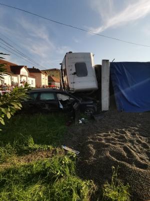O basculantă plină cu piatră a spulberat 9 mașini oprite la semafor, în Bistrița (Video)
