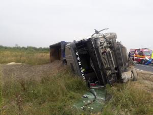 Un șofer răpus de oboseală la volan a intrat cu toată viteza într-un camion, la Sibiu. El și o pasageră au murit în impact (Video)