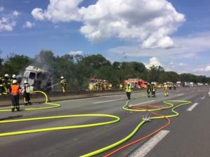 Imagini cumplite în Germania, unde un șofer român a ars de viu în cabina TIR-ului răsturnat pe șosea