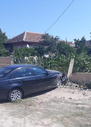 Adolescentă doborâtă de roata desprinsă de la o mașină, într-un accident la Malu Mare, în Dolj
