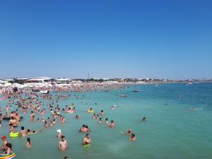 Mii de oameni se înghesuie pe plaja de la Costinești și în mare, fără nicio regulă de distanțare (video)