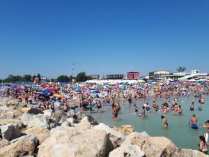 Mii de oameni se înghesuie pe plaja de la Costinești și în mare, fără nicio regulă de distanțare (video)