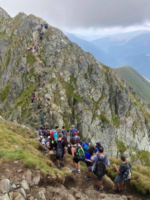 Sute de oameni la coadă, ca să urce pe cel mai înalt munte din România (video)