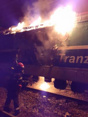 Locomotivă în flăcări între Predeal și Brașov. Trenurile au peste 100 de minute întârziere (video)