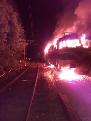 Locomotivă în flăcări între Predeal și Brașov. Trenurile au peste 100 de minute întârziere (video)