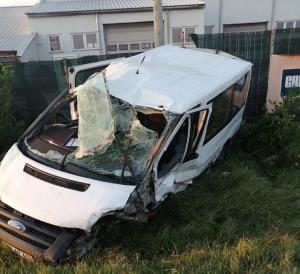 Mașină tăiată în două după impactul cu un microbuz, la Pielești. Nouă oameni au ajuns la spital