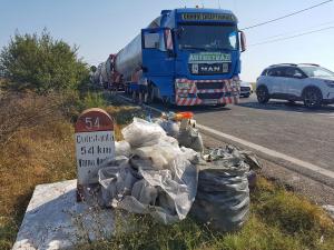 Șoferi de TIR din Suceava au strâns toate gunoaiele de pe marginea șoselei, la Vama Veche, în pauza de 45 de ore