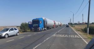 Șoferi de TIR din Suceava au strâns toate gunoaiele de pe marginea șoselei, la Vama Veche, în pauza de 45 de ore