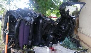 BMW praf într-un pom și-o casă, în Mureș, la 160 km/h. Șoferul a murit pe loc