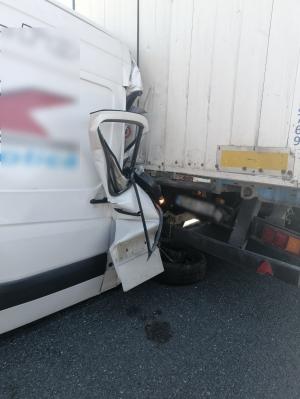 Accident cumplit în drum spre mare, șofer strivit sub un camion aflat pe banda de urgență (Foto)