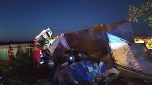 Un șofer de TIR a adormit la volan și s-a răsturnat cu autotrenul în curtea unei familii din Călimănești (FOTO)
