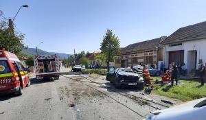 Doi morți într-un Mercedes strivit de un stâlp de beton, la Valea Bistrei, în Caraș Severin