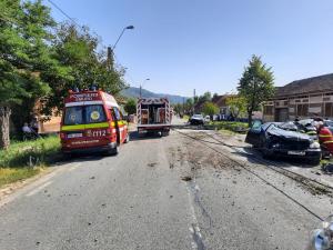 Doi morți într-un Mercedes strivit de un stâlp de beton, la Valea Bistrei, în Caraș Severin