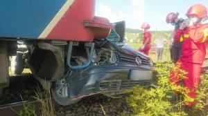 Mașină lovită de tren, în județul Suceava. Șoferul, „leziuni incompatibile cu viața”