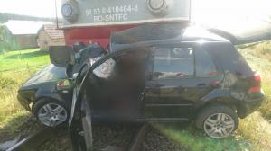 Mașină lovită de tren, în județul Suceava. Șoferul, „leziuni incompatibile cu viața”