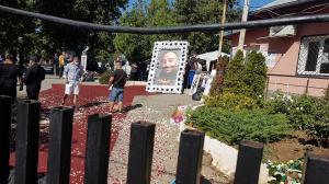 Sicriul cu Emi Pian, întâmpinat la cimitir cu aplauze, petale de trandafir și covor roșu (Video)