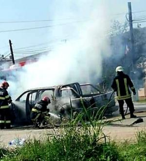 Un biker a murit nevinovat în Arad, motocicleta și SUV-ul de care s-a izbit au ars complet după impact (Video)
