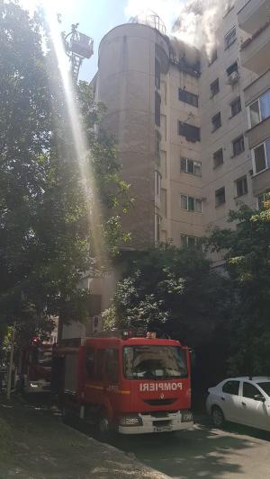 Incendiu într-un bloc din centrul Craiovei. Intervenție dificilă a pompierilor (video)