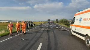 Dezastru pe o șosea din Hunedoara, șofer mort după ce a adormit la volan și a intrat cu duba într-un TIR (Video)