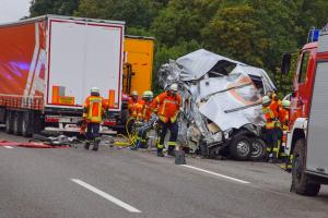 Șoferul a scăpat viu din acest Sprinter strivit între două camioane, pe o autostradă din Germania