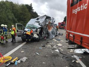 Șoferul a scăpat viu din acest Sprinter strivit între două camioane, pe o autostradă din Germania