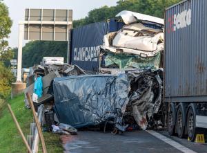 Patru români morți într-un Opel Vivaro strivit între două TIR-uri, în Germania. Vinovat de tragedie e tot un român