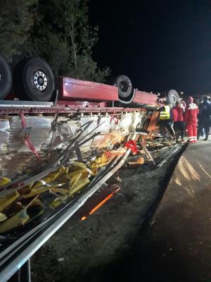 Șofer de TIR mort sub camionul răsturnat într-o curbă, la intrare în Drăghia, Maramureș