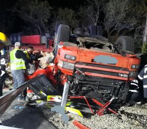 Șofer de TIR mort sub camionul răsturnat într-o curbă, la intrare în Drăghia, Maramureș