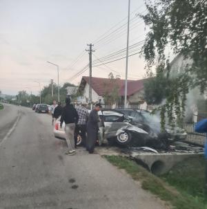 O femeie paramedic privește în gol, n-a putut să o salveze pe tânăra de 23 de ani moartă pe șosea, la Dărmănești, în Suceava